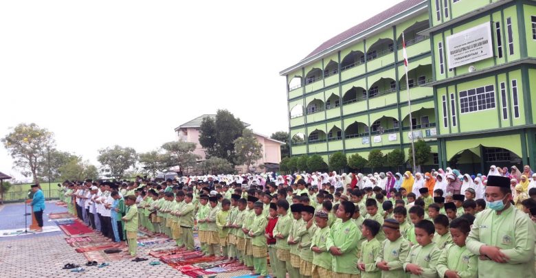 Keluarga Besar Yayasan Darul Mukmin Gelar Sholat Minta Hujan – RADIO AZAM